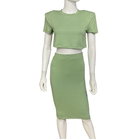 Green Padded Shoulder Skirt Set
New - Picture 2 of 8